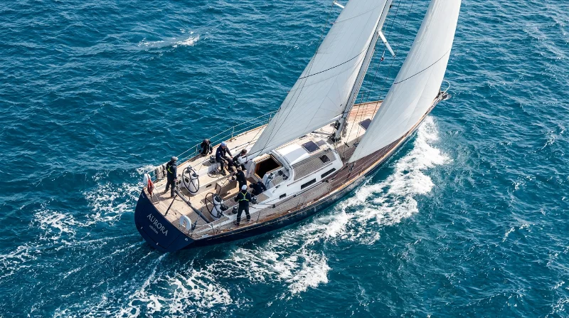 Segelyacht unter vollen Segeln auf offenem Wasser
